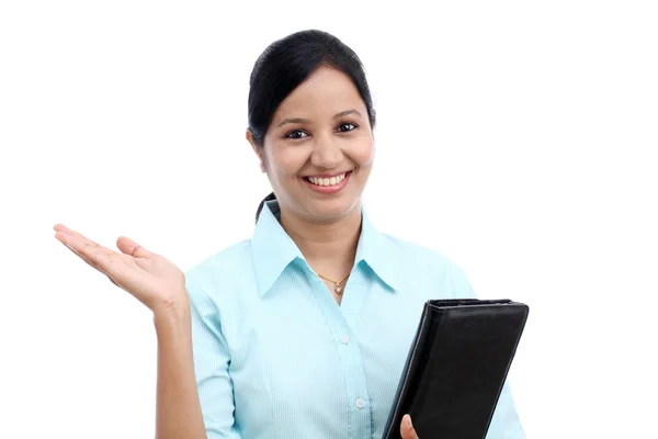 Mujer de negocios sonriente mostrando su palma — Foto de Stock