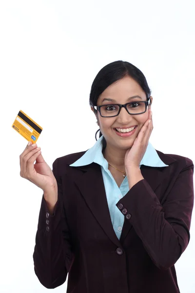 クレジット カードで驚いた若いビジネス女性 — ストック写真