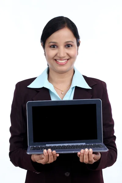 Mutlu genç iş kadını gösteren tablet — Stok fotoğraf
