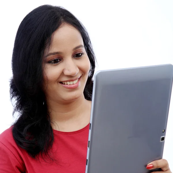 Счастливая девушка с планшетным компьютером — стоковое фото