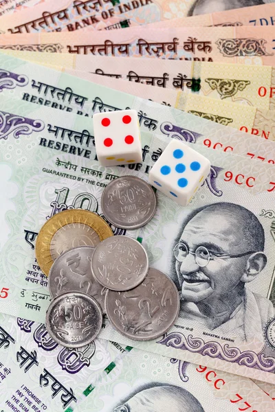 Dados, moedas e notas de rupia indianas — Fotografia de Stock