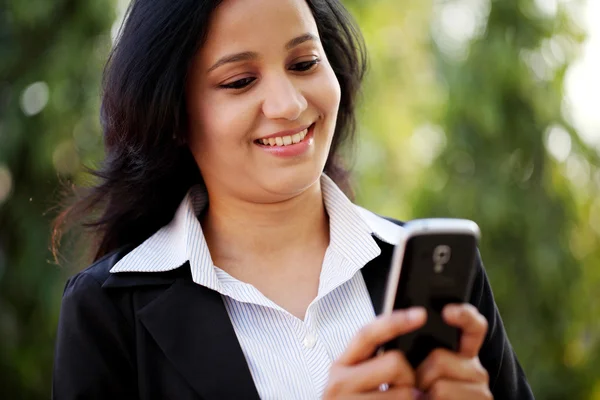 Mutlu genç iş kadını manifatura açık havada