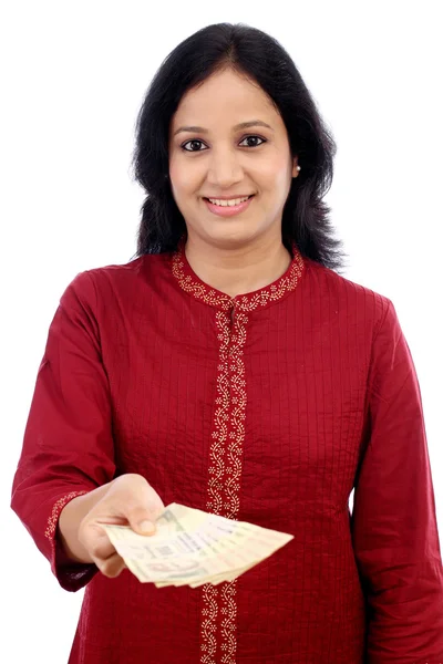 Šťastná mladá žena dává indické měny — Stock fotografie