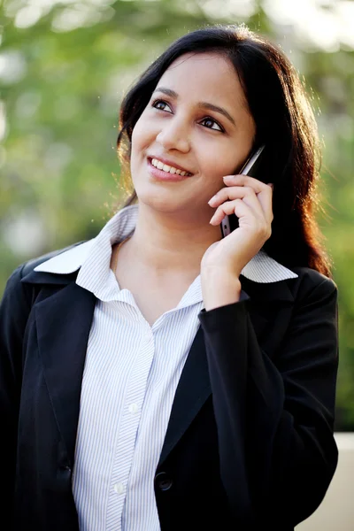 Молодая деловая женщина разговаривает по мобильному — стоковое фото