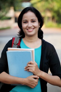 Mutlu genç kız öğrencinin üniversite kampüsü