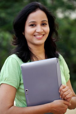 Genç kız öğrenci tablet bilgisayar ile çalışma