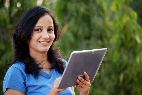 Tablet bilgisayarlı genç kadın