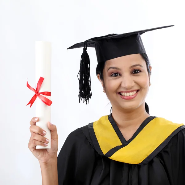 Glückliche junge Studentin mit Diplom — Stockfoto