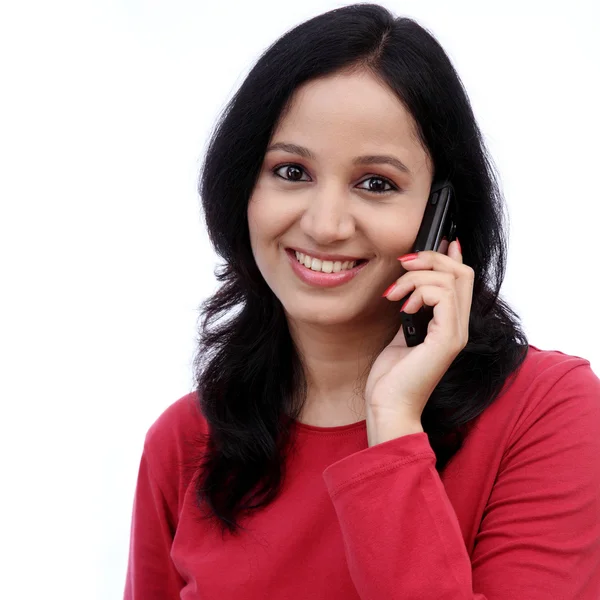 Boldog fiatal nő beszél mobilon — Stock Fotó