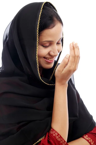 Jovem mulher muçulmana feliz orando — Fotografia de Stock