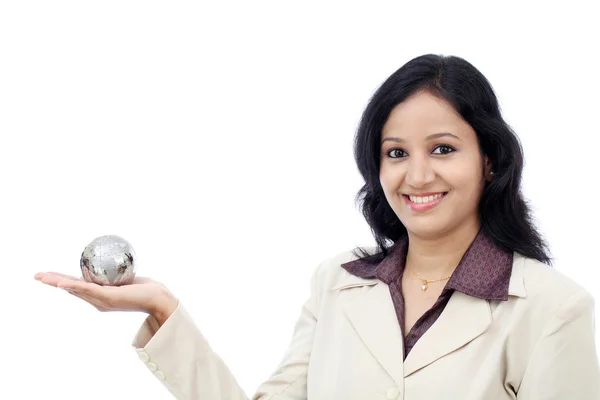 Junge indische Geschäftsfrau hält Puzzle Globus gegen Weiß — Stockfoto