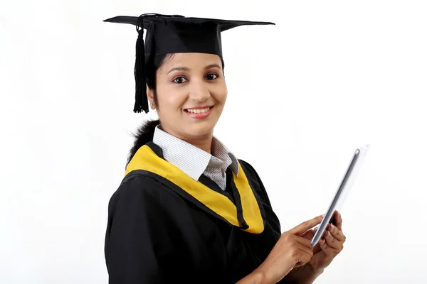 Młodych kobiet student absolwent przy użyciu komputera typu tablet — Zdjęcie stockowe