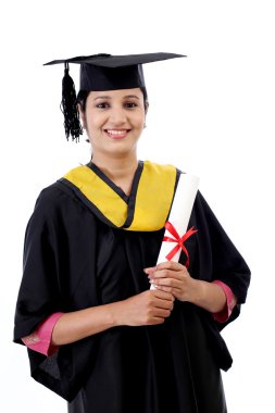 Mutlu genç kız öğrencinin diploma holding 