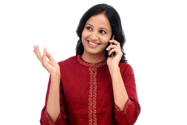 Щаслива молода жінка говорить на мобільному телефоні — стокове фото