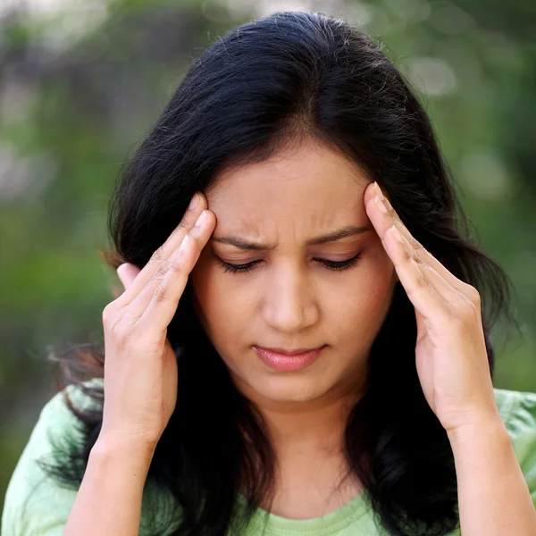 Mujer joven con dolor de cabeza — Foto de Stock