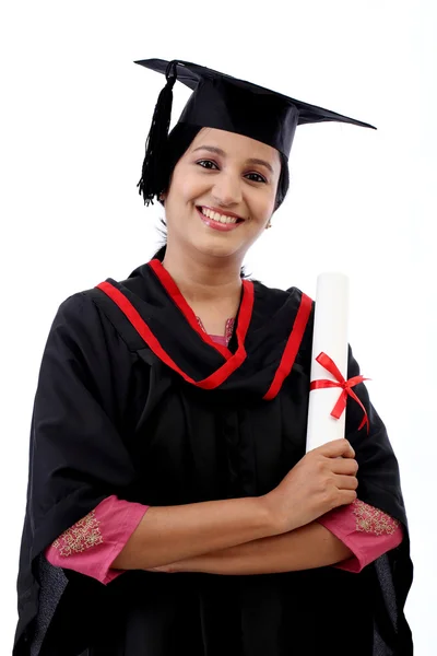 Heureuse jeune étudiante titulaire d'un diplôme — Photo