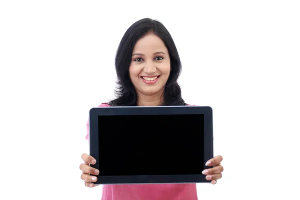 Mujer joven feliz con Tablet PC — Foto de Stock