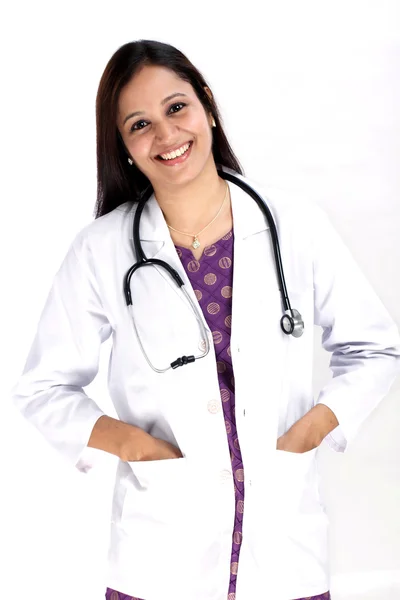 Sorridente donna medico indiano — Foto Stock