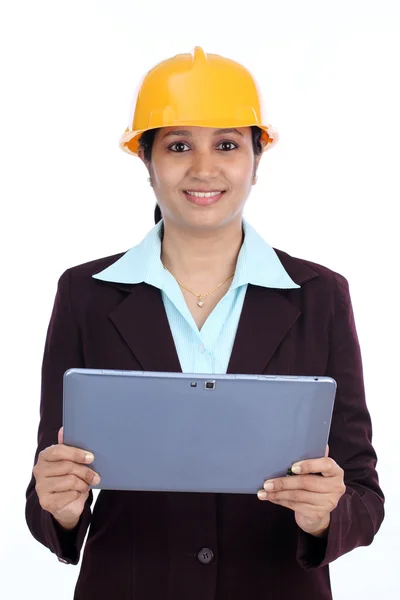 Młody indyjski inżynier kobieta z tabletem — Zdjęcie stockowe