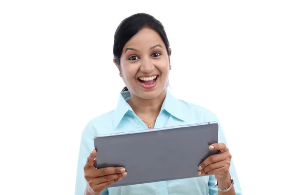 Młody biznes kobieta patrząc w panelu dotykowego komputera — Zdjęcie stockowe