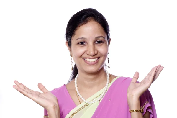 Mujer alegre traditonal india — Foto de Stock