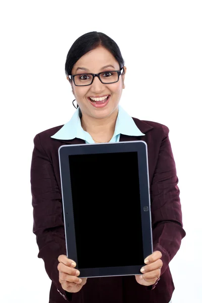 Gelukkig jonge zakelijke vrouw weergegeven: tablet — Stockfoto