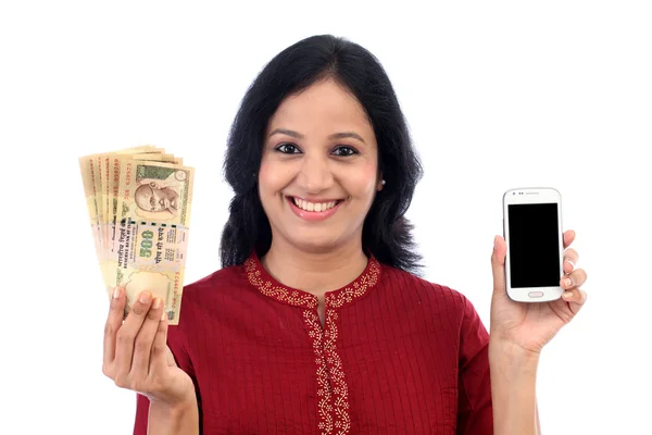 Jonge vrouw met Indiase valuta en mobiele telefoon — Stockfoto