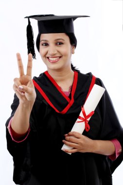 Gülümseyen genç mezuniyet öğrenci thumbsup jest yapma