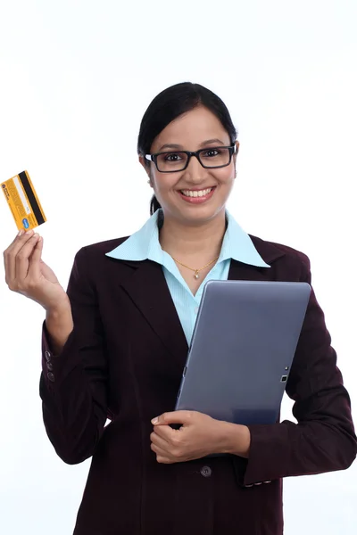 태블릿 및 신용 카드와 젊은 비즈니스 우먼 — 스톡 사진