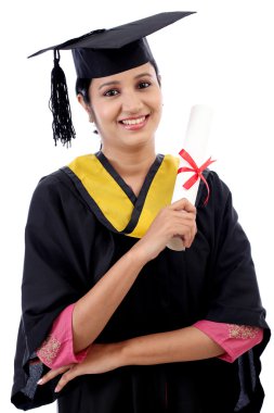 Mutlu genç kız öğrencinin diploma holding 