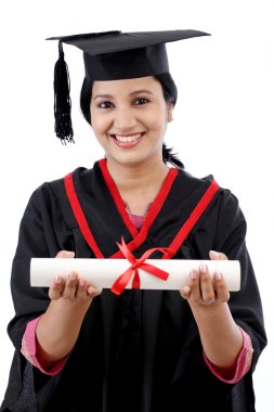 Mutlu genç kız öğrencinin diploma holding 