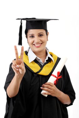 Başarılı genç kadın mezunu 