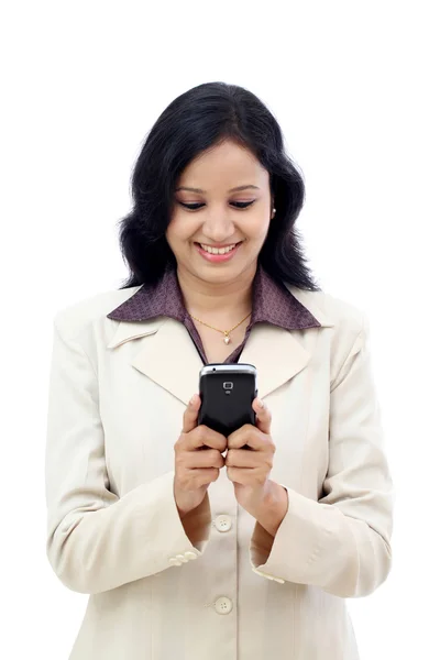 Glückliche junge indische Geschäftsfrau SMS gegen Weiß — Stockfoto