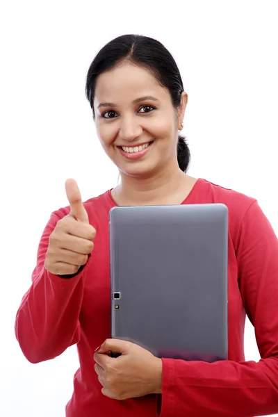 Szczęśliwa młoda kobieta z komputera typu tablet — Zdjęcie stockowe