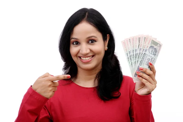 Jovem mulher segurando moeda indiana — Fotografia de Stock
