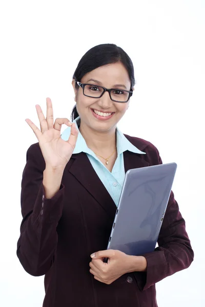 Affärskvinna med tablett och gör Ok gest — Stockfoto