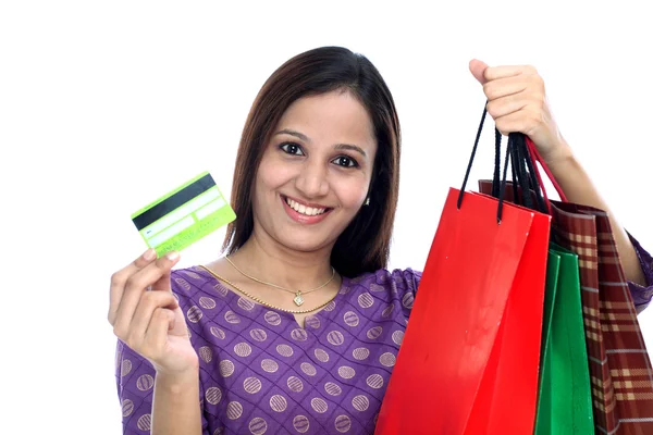 Индийская женщина с сумками и кредитной картой — стоковое фото