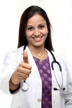 Başparmak yukarıya jest ile gülümseyen Hint Doktor kadın