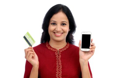 Akıllı telefon ve kredi kartı tutan mutlu genç kadın