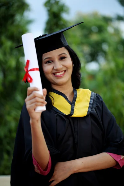 Junge Studentin mit Diplom im Freien — Stockfoto