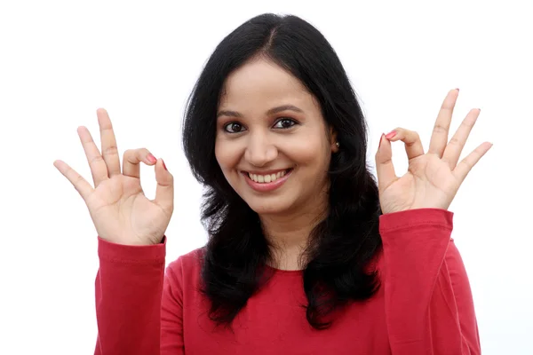Mladá žena zobrazeno ok gesto — Stock fotografie