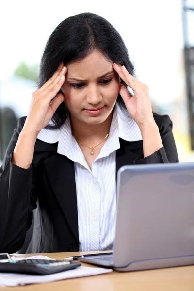 Стресс молодая деловая женщина с планшетным компьютером — стоковое фото