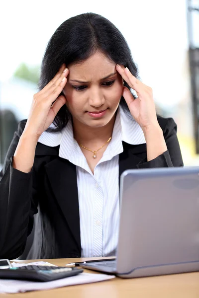 Gestresste junge Geschäftsfrau mit Tablet-Computer — Stockfoto