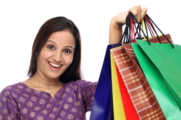 Mujer joven sosteniendo bolsas de compras —  Fotos de Stock