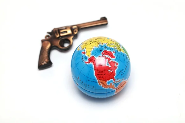 Pistola giocattolo e globo — Foto Stock