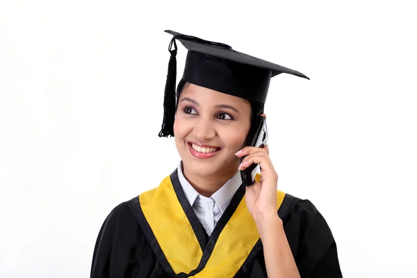 Jeune étudiante diplômée parlant sur mobile — Photo