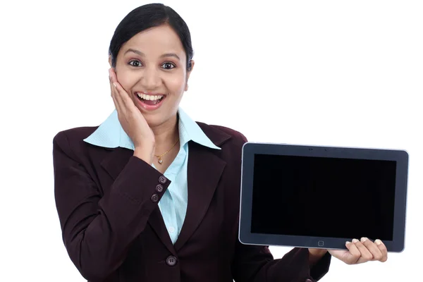Šťastný mladý obchodní žena zobrazeno tablet — Stock fotografie