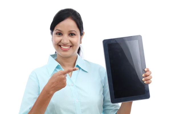 Šťastný mladý obchodní žena zobrazeno tablet — Stock fotografie