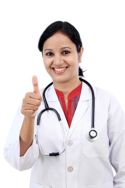 Médico feminino e fazendo polegares para cima gesto — Fotografia de Stock