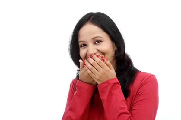 Giovane donna che copre la bocca con le mani — Foto Stock